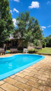 excluido في غاريبالدي: حوض سباحة مع طاولة نزهة ومقعدين