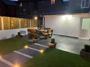 En terrasse eller udendørsområde på Centrally Located Apartments