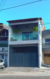 Val-de-CãesSobrado dos Leo's的一座带车库门的建筑,外面设有停车位