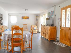 een eetkamer met een tafel en stoelen en een keuken bij Les Dourets in Saint Antonin du Var