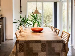Bøtø Byにある4 star holiday home in Væggerløseのダイニングルームテーブル(ボウル付)