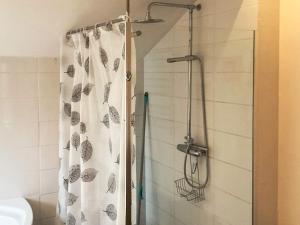 Bøtø Byにある4 star holiday home in Væggerløseのバスルーム(シャワー、シャワーカーテン付) +46枚の写真