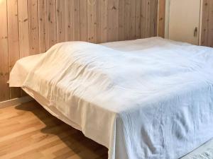 Bøtø Byにある4 star holiday home in Væggerløseのベッド(上に白いシーツ付)