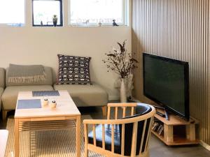 Bøtø Byにある4 star holiday home in Væggerløseのテレビとソファのあるリビングルーム