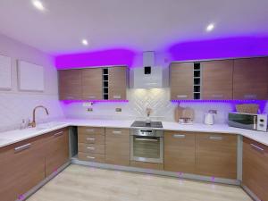 Kuchyň nebo kuchyňský kout v ubytování Lux Stays - Luxury Apartment with Jacuzzi in Leeds City Centre