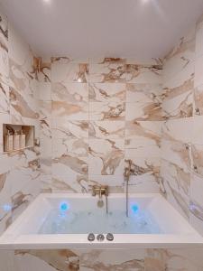 Koupelna v ubytování Lux Stays - Luxury Apartment with Jacuzzi in Leeds City Centre