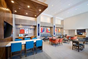 Televisyen dan/atau pusat hiburan di Holiday Inn Express & Suites Kitchener Southeast by IHG