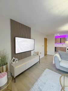 TV a/nebo společenská místnost v ubytování Lux Stays - Luxury Apartment with Jacuzzi in Leeds City Centre