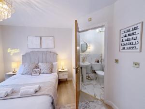 Postel nebo postele na pokoji v ubytování Lux Stays - Luxury Apartment with Jacuzzi in Leeds City Centre