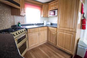 Η κουζίνα ή μικρή κουζίνα στο 6 Berth Pet Friendly Caravan In Hunstanton By The Beach Ref 13001L +14 φωτογραφίες