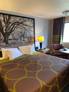 Postel nebo postele na pokoji v ubytování Super 8 by Wyndham Vancouver East