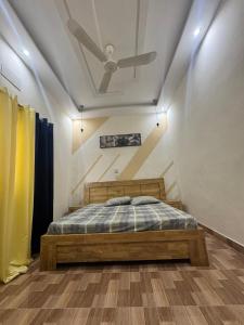 a bedroom with a bed and a ceiling at Smart Residences Apart Go in Cotonou