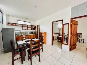 Una cocina y un comedor con mesa y sillas. en Apartamento familiar Galapagos, en Puerto Ayora 14 fotos más