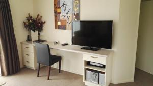 TV a/nebo společenská místnost v ubytování Cedar Grove Motor Lodge