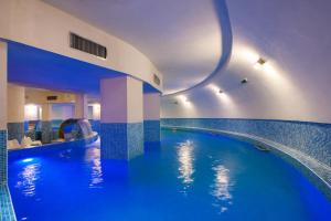 Bazén v ubytování Hotel Palace nebo v jeho okolí