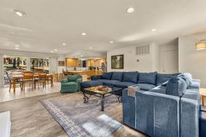 ein Wohnzimmer mit einem blauen Sofa und einem Tisch in der Unterkunft Charming 3BD Continental Country Club Retreat in Flagstaff in Flagstaff