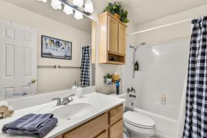 ein Badezimmer mit Waschbecken und Toilette in der Unterkunft Charming 3BD Continental Country Club Retreat in Flagstaff in Flagstaff + 25 Fotos