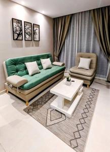 a living room with a green couch and a table at 501S Estilo y Confort en Ibagué in Ibagué