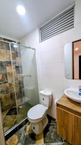 a bathroom with a toilet and a shower and a sink at 501S Estilo y Confort en Ibagué in Ibagué