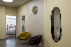 una sala de espera con 2 sillas y un espejo en Hotel Provadia, en Provadiya