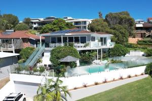 Πισίνα στο ή κοντά στο WINTER GETAWAY SPECIAL - Coastal Beachfront Retreat