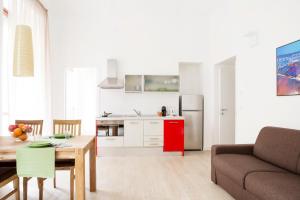 uma cozinha e sala de estar com uma mesa e um sofá em TorinoToStay Apartments em Turim