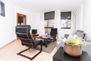 Televízia a/alebo spoločenská miestnosť v ubytovaní Apartment Bright Sagrada Familia