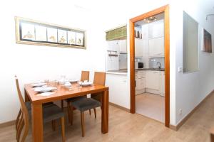 Kuchyňa alebo kuchynka v ubytovaní Apartment Bright Sagrada Familia