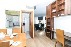 Kuchyňa alebo kuchynka v ubytovaní Apartment Bright Sagrada Familia