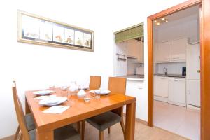 Kuchyňa alebo kuchynka v ubytovaní Apartment Bright Sagrada Familia