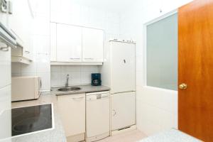 Kuchyňa alebo kuchynka v ubytovaní Apartment Bright Sagrada Familia