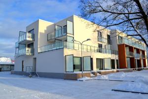 een groot wit gebouw met veel ramen bij Aisa 39 Külaliskorter in Pärnu