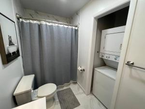 O baie la Brown House, Lake, Boat Dock, King Bed, Grill +26 fotografii