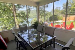 Un balcon sau o terasă la Brown House, Lake, Boat Dock, King Bed, Grill