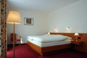Tempat tidur dalam kamar di Altstadthotel-Rheine