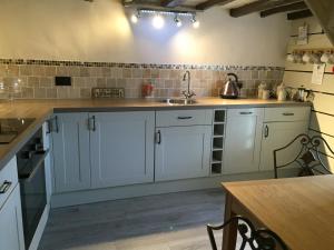 A kitchen or kitchenette at Thatched Cottage 