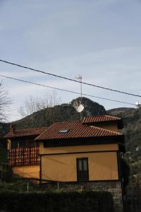 a house with a mountain in the background at Ca María Fayas in Proaza