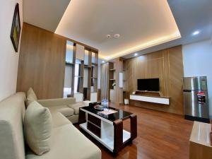a living room with a couch and a coffee table at Thanh Dat Hotel I in Ninh Lão
