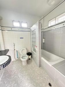 Koupelna v ubytování โรงแรมนาขา ชาเลท์ รีสอร์ท จังหวัดตรัง Naka Chalet Resort Trang