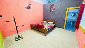 Zimmer mit einem Schlafzimmer mit einem Bett und einem Bad in der Unterkunft LAKSHMI NIKUNj Estate Stay in Madikeri