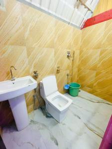 Kupatilo u objektu LAKSHMI NIKUNj Estate Stay
