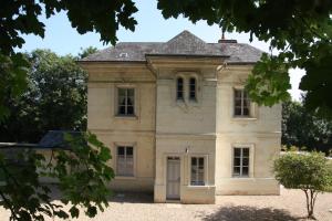 an old house in the middle of a yard at Aux grilles du Château de Saint-Aignan, à 2km de Beauval, les maisons de Sidonie et Léonard in Saint-Aignan