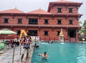 un gruppo di persone in una piscina di un resort di Captains Sky Resort Mahendranagar Museum, Mahendranagar, Nepal a Bahāsi Altre 7 foto