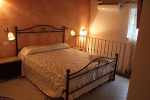1 dormitorio con 1 cama grande en una habitación en B&B Xenia, en Palermo