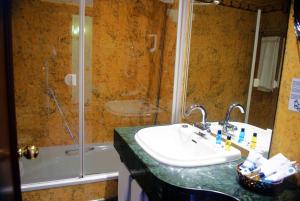 Un baño de Hotel Puerto de Las Nieves