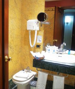 un baño con lavabo e inodoro en Hotel Puerto de Las Nieves, en Agaete