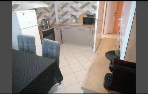 een keuken met een tafel en stoelen in een keuken bij Apartment Punta with garage, balcony, garden and sea view in Opatija