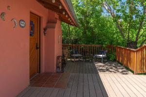 Μπαλκόνι ή βεράντα στο Hot Tub, Artsy Family Adobe, 4mins Plaza! Private Deck & Yard