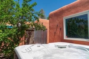 Φωτογραφία από το άλμπουμ του Hot Tub, Artsy Family Adobe, 4mins Plaza! Private Deck & Yard σε Τάος