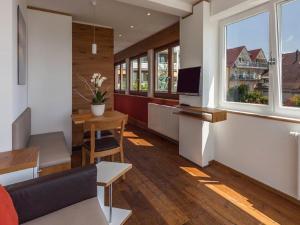 哈格瑙的住宿－Gasthaus Seeblick，带沙发、桌子和电视的客厅